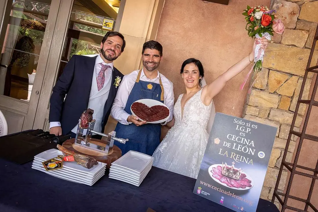 Novios de Madrid celebrando su boda con cecina.