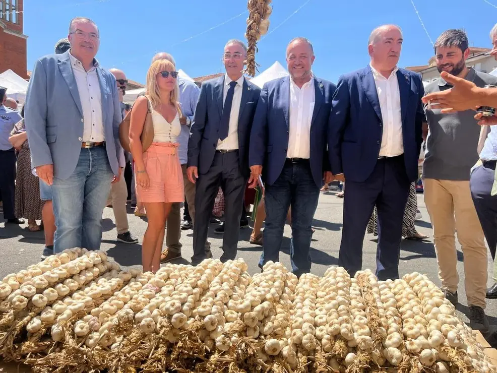 El presidente de la Diputación de León, Gerardo Álvarez Courel, ha participado este miércoles en la inauguración de la XXXIV edición de la Feria Agroganadera y del Ajo de Veguellina de Órbigo.