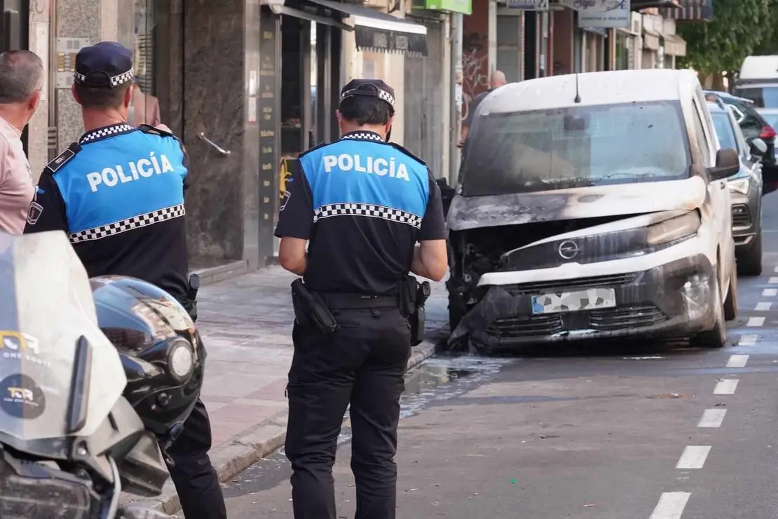 Incendio de un vehículo estacionado en la avenida de San Mamés de León. Foto: Campillo