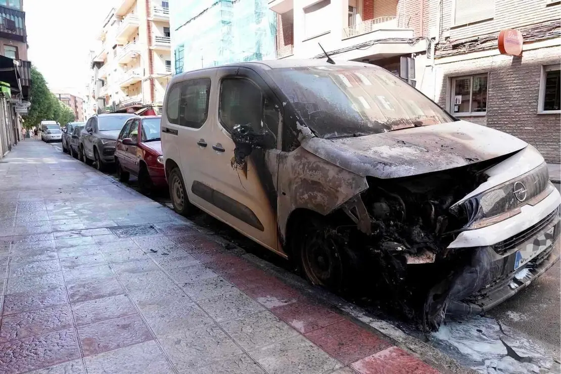 Incendio de un vehículo estacionado en la avenida de San Mamés de León