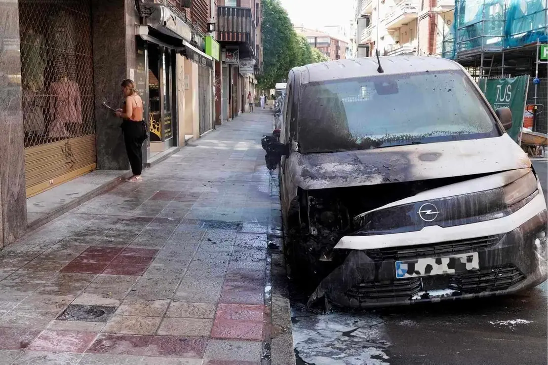Incendio de un vehículo estacionado en la avenida de San Mamés de León