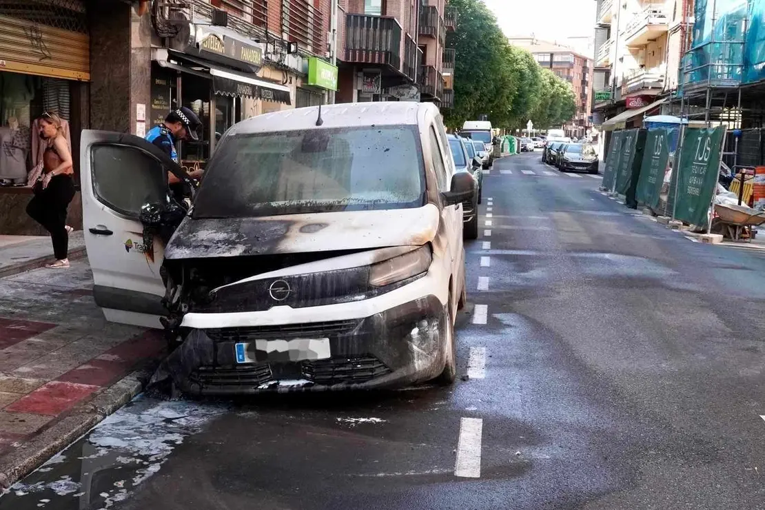 Incendio de un vehículo estacionado en la avenida de San Mamés de León