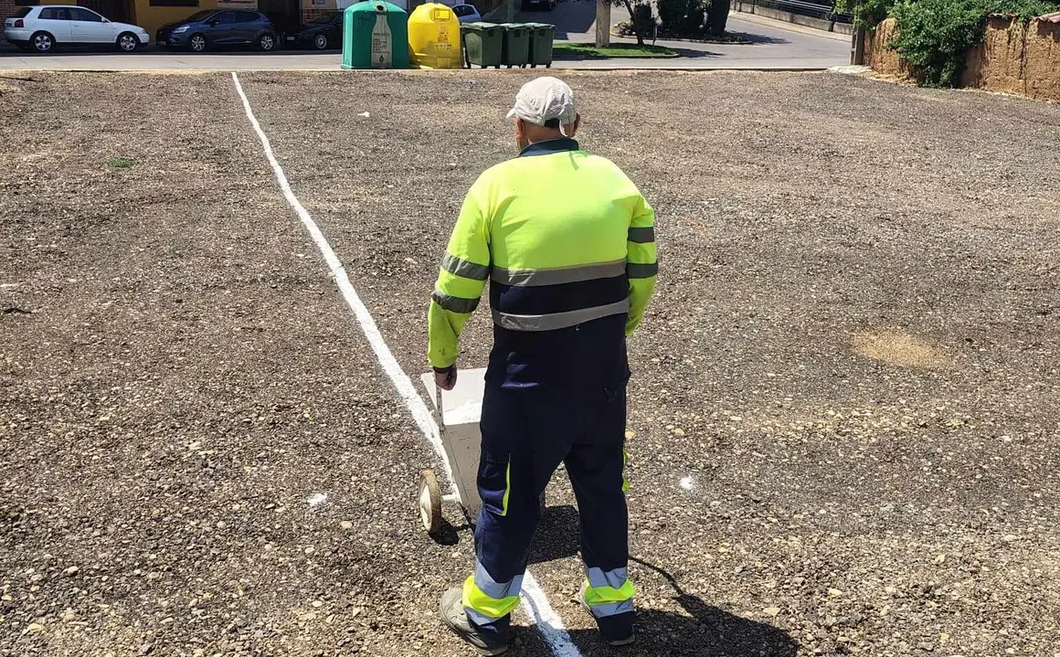El Ayuntamiento de Valencia de Don Juan ha dado un paso importante para resolver una de las principales preocupaciones de vecinos y visitantes: la escasez de aparcamiento en el centro urbano. En cuestión de días, se han habilitado 250 nuevas plazas gracias a la transformación de nueve solares privados en zonas de estacionamiento público.