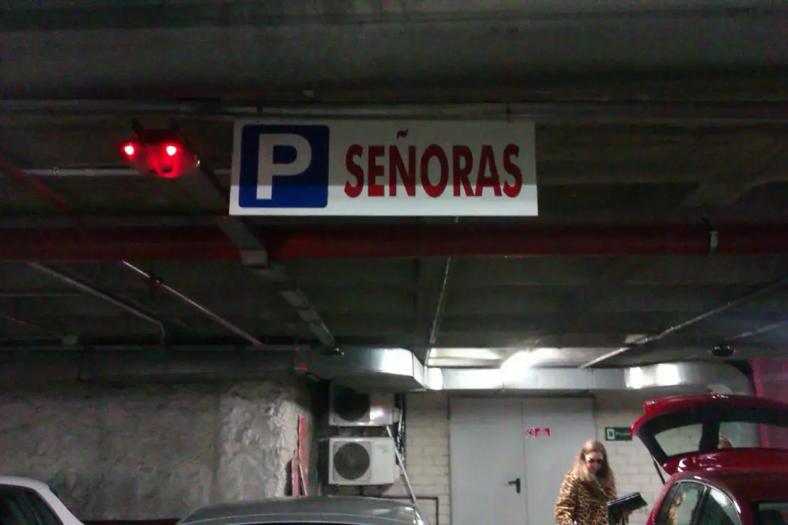 Aparcamiento para mujeres en la Plaza de España de Zaragoza.