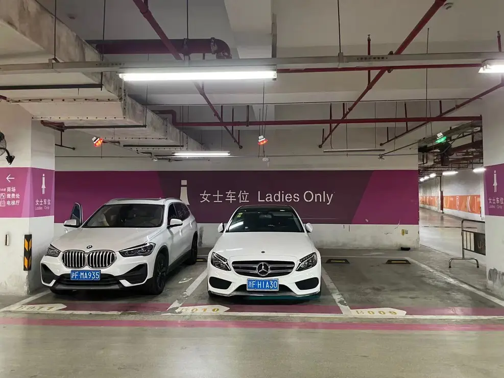 Plazas de estacionamiento para mujeres en China.