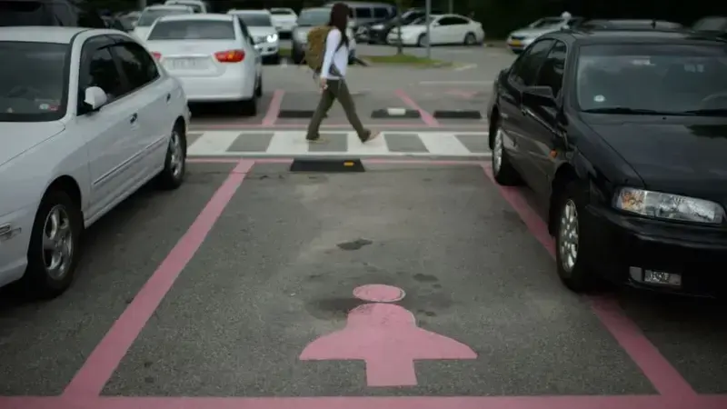 Seúl introdujo puestos de estacionamiento solo para mujeres en 2009.