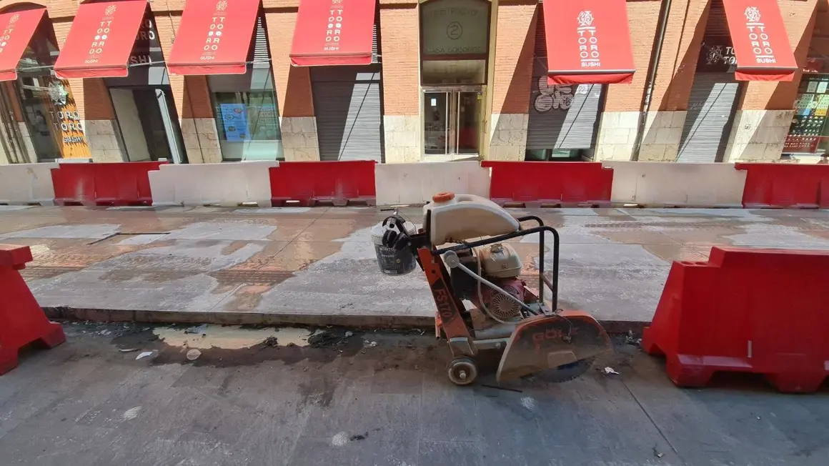 Los vecinos y viandantes de la céntrica calle Arco de Ánimas, en León, han comenzado este jueves a redescubrir el pavimento original de la vía, tras permanecer oculto durante tres años y cinco meses bajo una capa de hormigón. La estructura fue colocada en febrero de 2022 para proteger el empedrado histórico mientras se ejecutaban las obras de demolición y construcción de un nuevo bloque de viviendas en la plaza de San Marcelo, junto al edificio del Recreo Industrial.