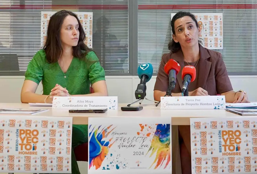 La directora de Proyecto Hombre León, Tania Paz Ramón, presenta la memoria anual de la entidad e informa sobre nuevos proyectos e iniciativas previstas para los próximos meses; junto a ella, la coordinadora, Alba Moya. Fotos: Campillo