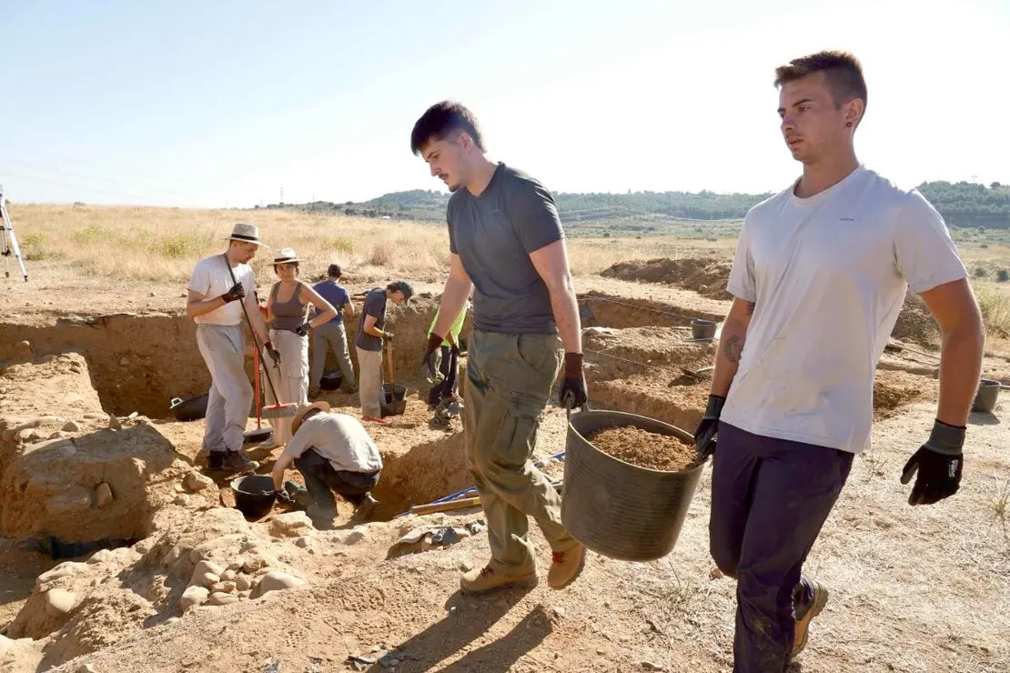 Los profesores de la Universidad de León Raquel Martínez Peñín y Carlos Fernández Rodríguez, directores de la campaña de excavación arqueológica en el Castro de los Judíos de Puente Castro, y la concejala de Cultura del Ayuntamiento de León, Elena Aguado, dan a conocer los trabajos de campo iniciados en el yacimiento. Fotos: Campillo