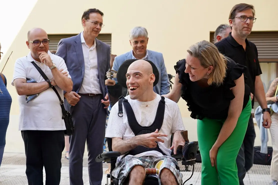 La vicepresidenta de la Junta y consejera de Familia e Igualdad de Oportunidades, Isabel Blanco, visita el centro social Las Cinco Llagas de Cáritas Diocesana de Astorga. Foto Campillo (1)