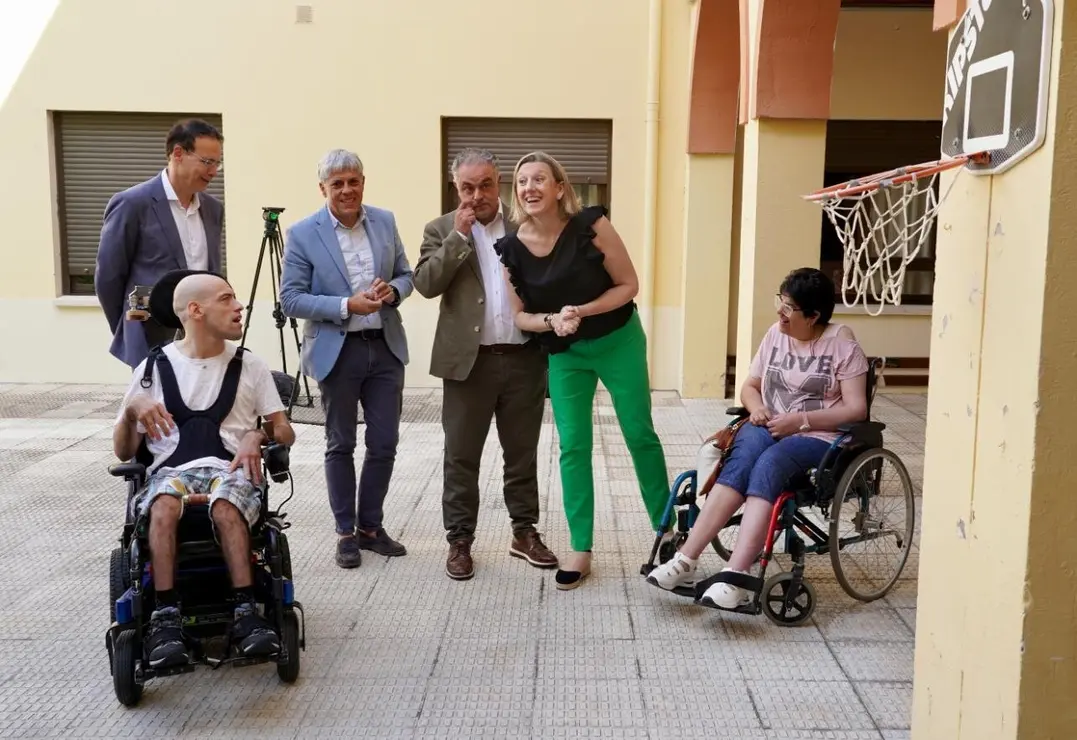 La vicepresidenta de la Junta y consejera de Familia e Igualdad de Oportunidades, Isabel Blanco, visita el centro social Las Cinco Llagas de Cáritas Diocesana de Astorga. Foto Campillo (3)