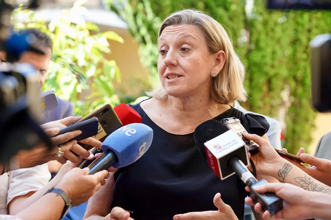 La vicepresidenta de la Junta y consejera de Familia e Igualdad de Oportunidades, Isabel Blanco, visita el centro social Las Cinco Llagas de Cáritas Diocesana de Astorga. Foto Campillo (8)