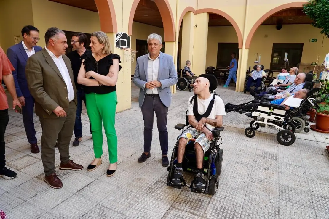 La vicepresidenta de la Junta y consejera de Familia e Igualdad de Oportunidades, Isabel Blanco, visita el centro social Las Cinco Llagas de Cáritas Diocesana de Astorga. Foto Campillo (9)