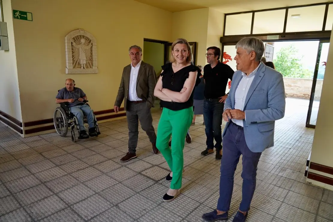 La vicepresidenta de la Junta y consejera de Familia e Igualdad de Oportunidades, Isabel Blanco, visita el centro social Las Cinco Llagas de Cáritas Diocesana de Astorga. Foto Campillo (10)