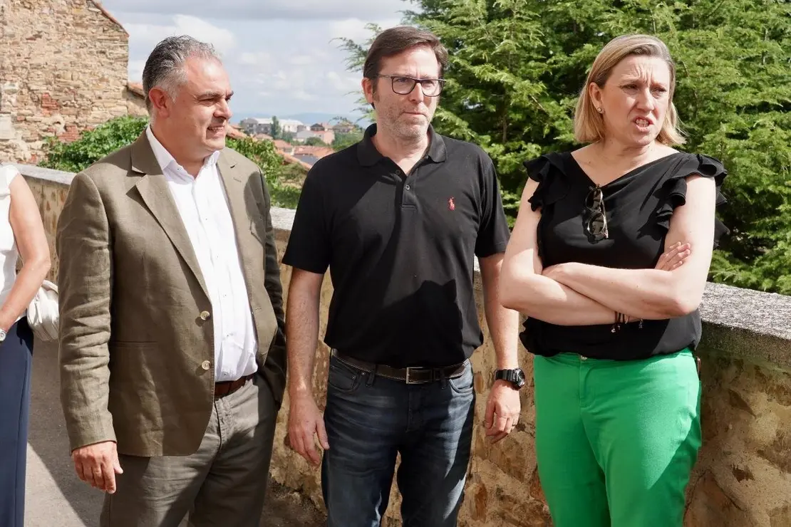 La vicepresidenta de la Junta y consejera de Familia e Igualdad de Oportunidades, Isabel Blanco, visita el centro social Las Cinco Llagas de Cáritas Diocesana de Astorga. Foto Campillo (11)
