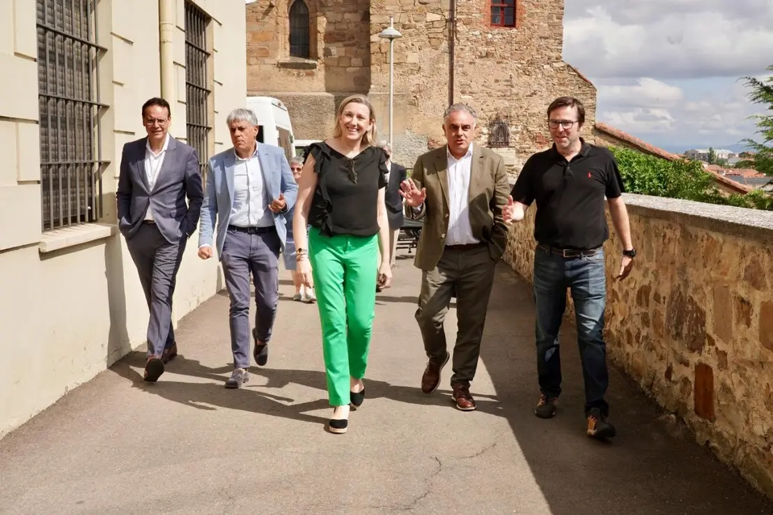 La vicepresidenta de la Junta y consejera de Familia e Igualdad de Oportunidades, Isabel Blanco, visita el centro social Las Cinco Llagas de Cáritas Diocesana de Astorga. Foto Campillo (12)