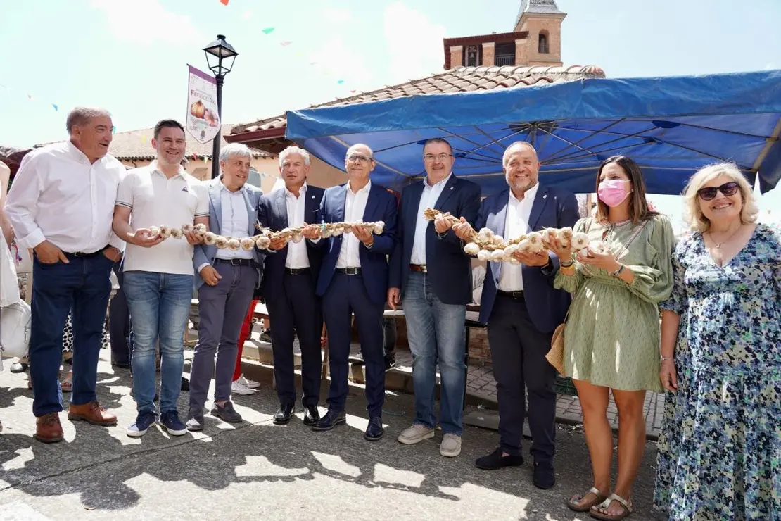 La vicesecretaria general del PSOE de Castilla y León, Nuria Rubio, recorre los puestos de la Feria del Ajo de Santa Marina del Rey, junto al delegado del Gobierno, Nicanor Sen; el presidente de la diputación, Gerardo Álvarez Courel; el delegado territorial de la Junta, Eduardo Diego y el secretario provincial del PSOE, Javiel Alfonso Cendón, entre otras autoridades. Fotos: Campillo