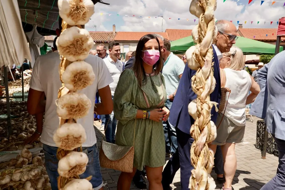 Nuria Rubio, este viernes, durante su visita a la Feria del Ajo.