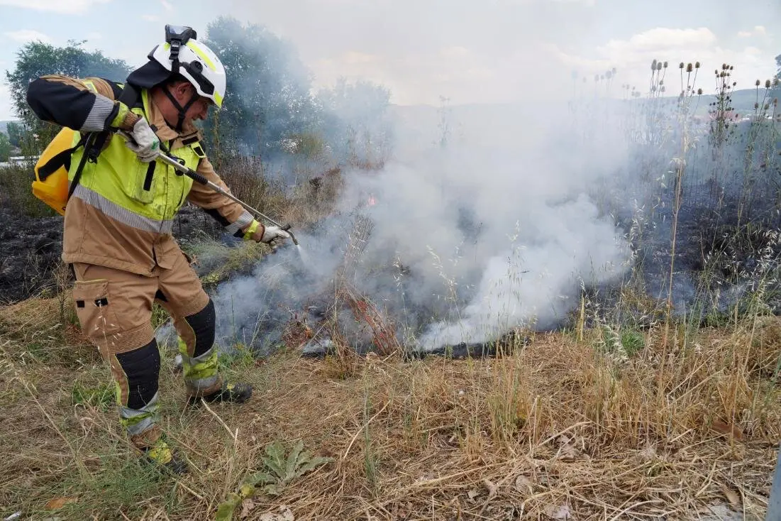 Medios personales y técnicos terrestres y aéreos han tenido que intervenir este viernes en la extinción de un incendio declarado en las proximidades del Complejo Asistencial Universitario de León. Fotos: Campillo