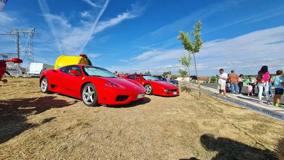 Tras una exitosa jornada inaugural, este fin de semana promete emociones fuertes en Robledo de la Valdoncina con conciertos, foodtrucks, exposiciones de Ferrari y motos clásicas, y zona camper para disfrutar al máximo.