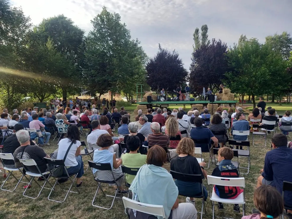 Vega de los Árboles, el pequeño pueblo leonés que se ha convertido en epicentro del jazz veraniego, vivió este sábado 19 de julio su tercera jornada del Festival de Jazz y +, consolidando el evento como una de las sorpresas culturales del verano. El público, entregado y cada vez más numeroso, llenó de nuevo la pradera local para disfrutar de una noche mágica con el Rubén Díaz Quintet, grupo formado por músicos de referencia de la escena leonesa.