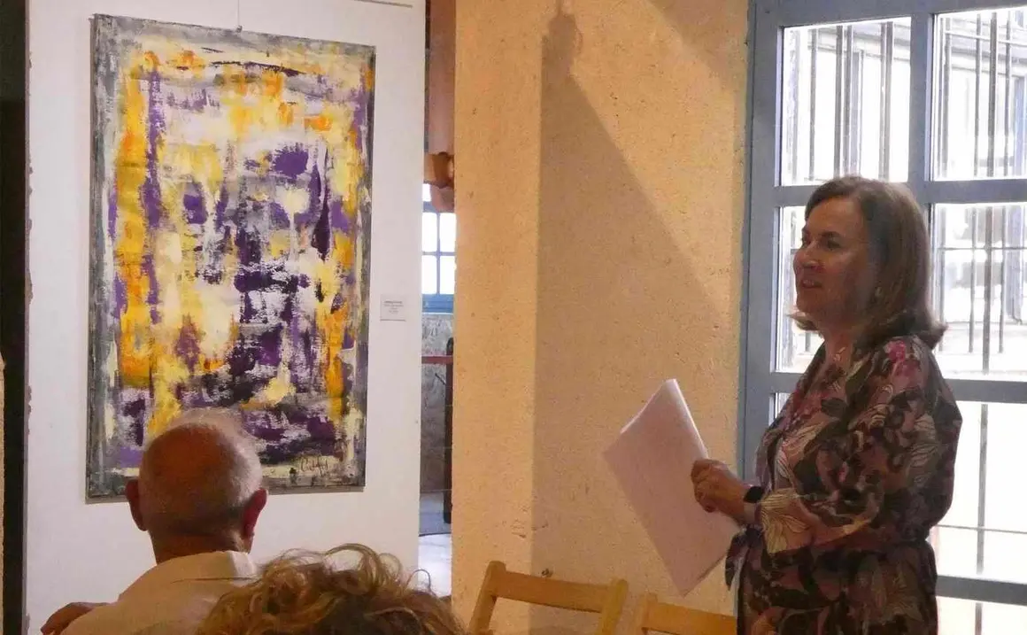 La Comunal de Val de San Lorenzo se transforma en un sinfónico encuentro entre color y emoción. La exposición 'Del color y la armonía' de Araceli González fusiona pintura y música en una experiencia sensorial que permanecerá abierta hasta el 14 de septiembre.