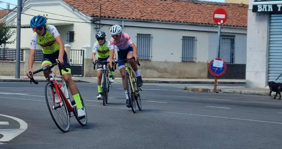 El barrio leonés de Pinilla se transformó este domingo en la capital regional del ciclismo de base con motivo del Trofeo Escuelas de Ciclismo de Pinilla, una cita clave que puso el broche final a la Copa de Castilla y León de Escuelas.