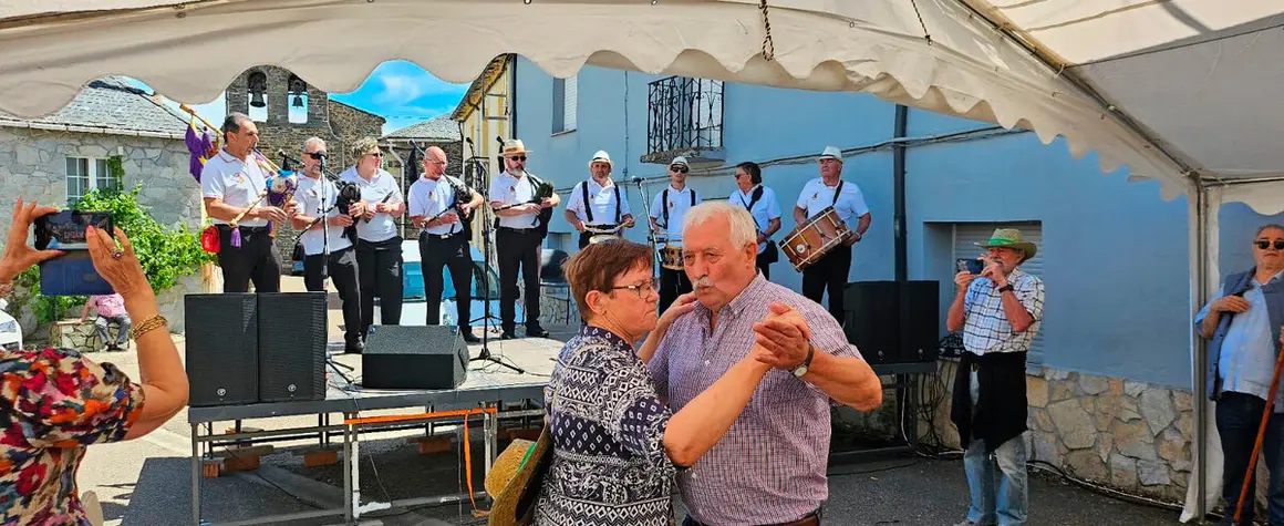 El grupo folk Aires de Perales con canciones que animaron a la danza de los asistentes
