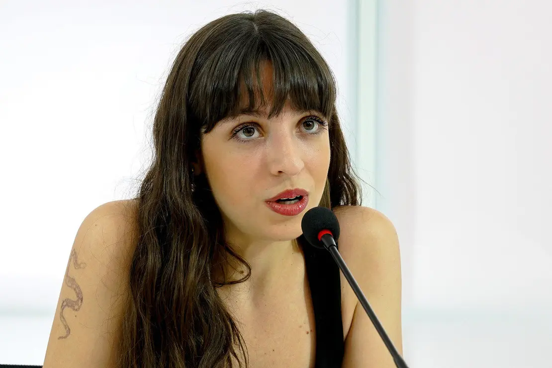 Los miembros de la Secretaría Ejecutiva del PSOE de León, Miguel Ángel Sánchez y Lucía de Castro, ofrecen una rueda de prensa