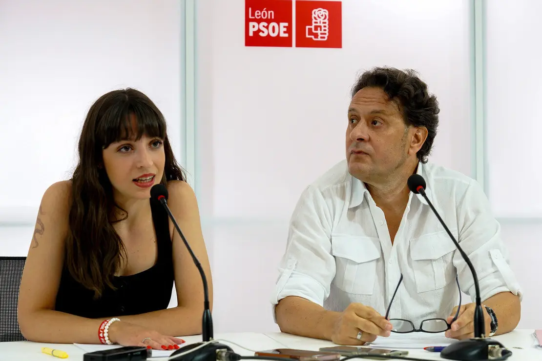 Los miembros de la Secretaría Ejecutiva del PSOE de León, Miguel Ángel Sánchez y Lucía de Castro, ofrecen una rueda de prensa