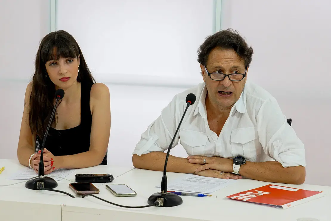 Los miembros de la Secretaría Ejecutiva del PSOE de León, Miguel Ángel Sánchez y Lucía de Castro, ofrecen una rueda de prensa