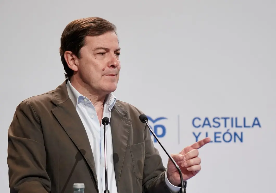 El presidente del PP de Castilla y León, Alfonso Fernández Mañueco, pidió este lunes seguir trabajando al “100 por 100” hasta las próximas elecciones autonómicas, que aseguró tendrán lugar en marzo de 2026, y mantener la “tensión alta" en la dirección autonómica y provincial este verano, porque, advirtió, no se pueden “relajar”.
