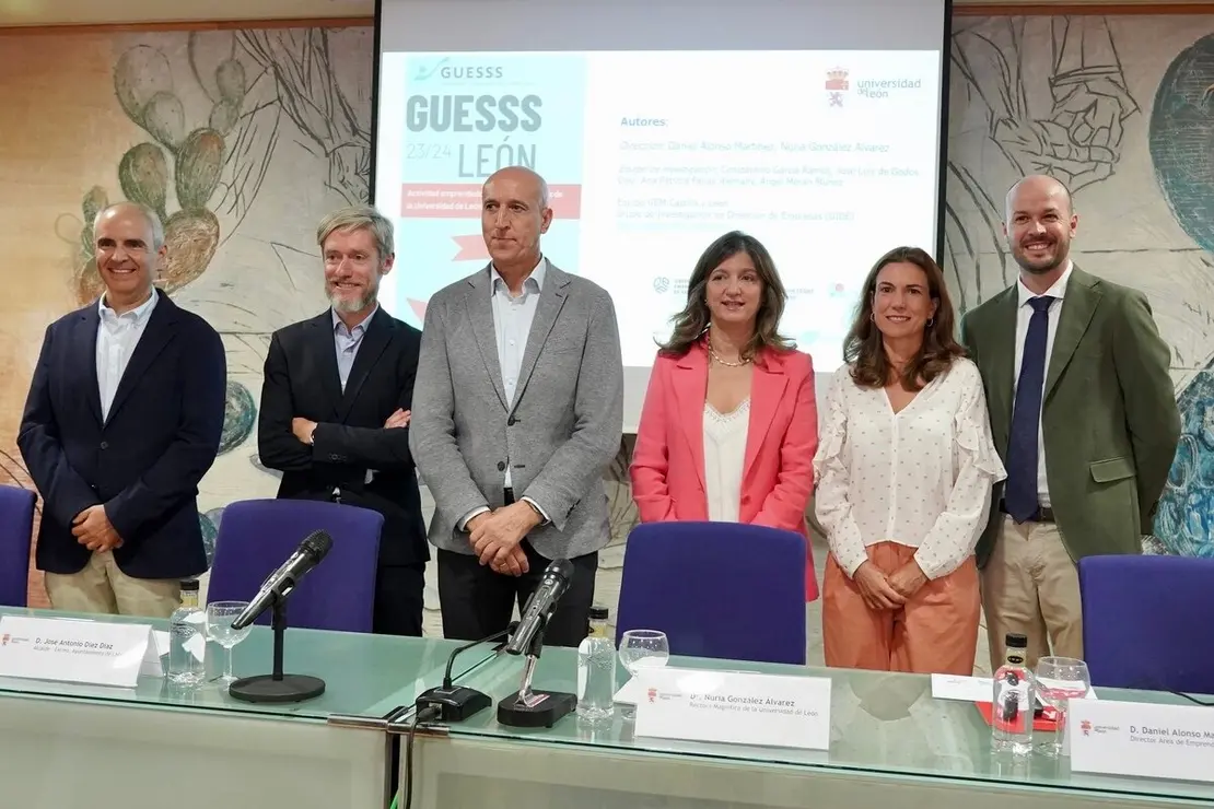 La rectora de la Universidad de León, Nuria González, acompañada por el alcalde de León, José Antonio Diez, presenta el Informe Guess León 2023/2024 que analiza la actividad emprendedora de los estudiantes de la Universidad de León