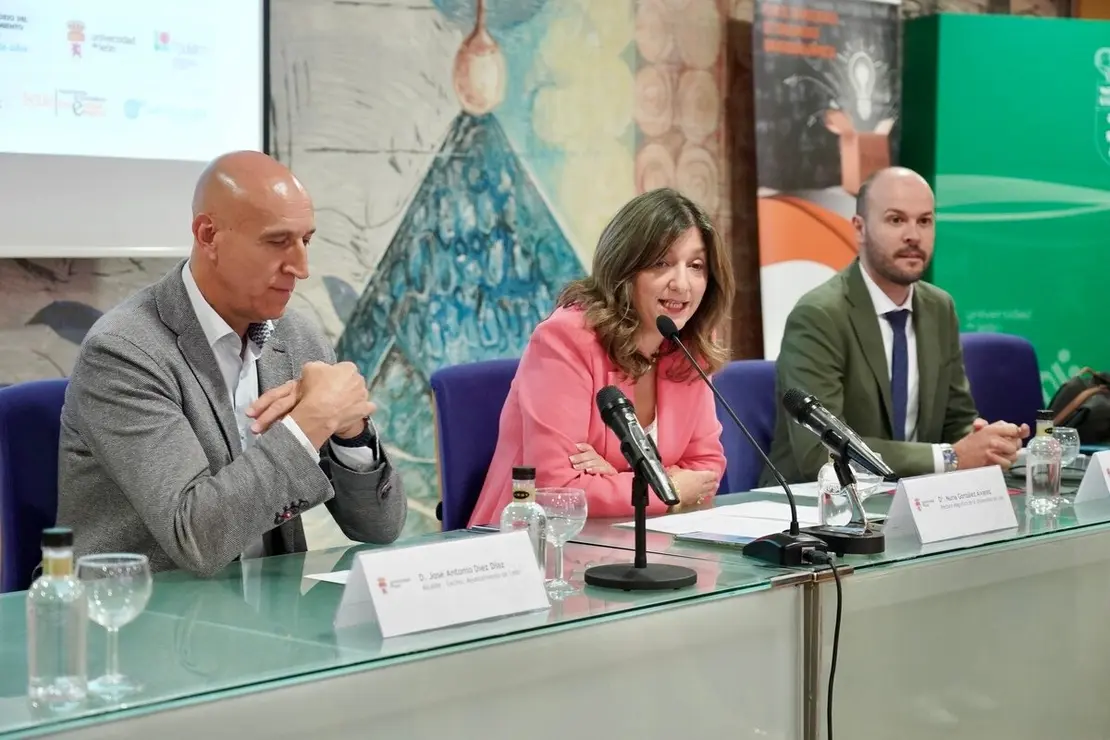 La rectora de la Universidad de León, Nuria González, acompañada por el alcalde de León, José Antonio Diez, presenta el Informe Guess León 2023/2024 que analiza la actividad emprendedora de los estudiantes de la Universidad de León