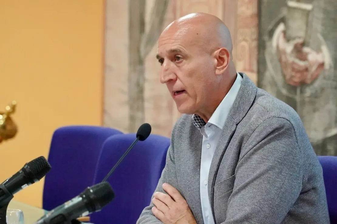La rectora de la Universidad de León, Nuria González, acompañada por el alcalde de León, José Antonio Diez, presenta el Informe Guess León 2023/2024 que analiza la actividad emprendedora de los estudiantes de la Universidad de León.