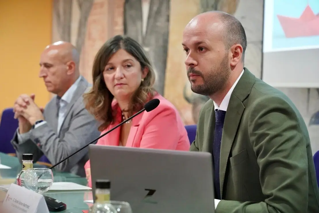 La rectora de la Universidad de León, Nuria González, acompañada por el alcalde de León, José Antonio Diez, presenta el Informe Guess León 2023/2024 que analiza la actividad emprendedora de los estudiantes de la Universidad de León. Foto: Campillo.