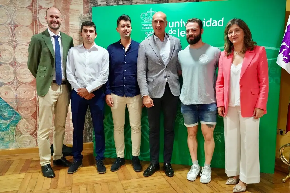 La rectora de la Universidad de León, Nuria González, acompañada por el alcalde de León, José Antonio Diez, presenta el Informe Guess León 2023/2024 que analiza la actividad emprendedora de los estudiantes de la Universidad de León.
