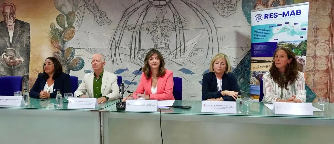 La rectora de la Universidad de León, Nuria González, y el presidente del Patronato de la Fundación Reserva de la Biosfera Alto Bernesga, Antonio García, firman un convenio marco de colaboración entre ambas instituciones.