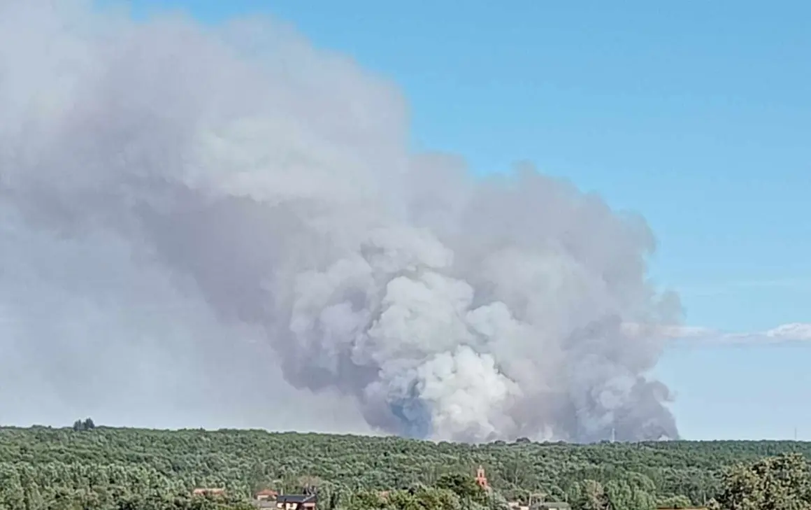 Imagen de la imponente cortina de humo a kilómetros de distancia del incendio en Ferreras de Cepeda.