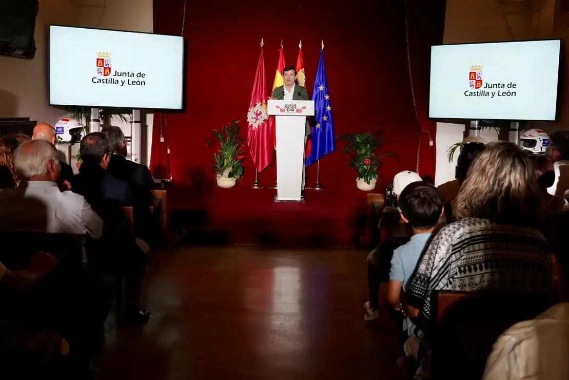 El presidente de la Junta, Alfonso Fernández Mañueco, participa junto al presidente de las Cortes Autonómicas, Carlos Pollán, y el alcalde de León, José Antonio Diez, en la presentación del vehículo con el que Jesús Calleja participará en la Baja España Aragón 2025 y en el Dakar 2026. Foto: Campillo