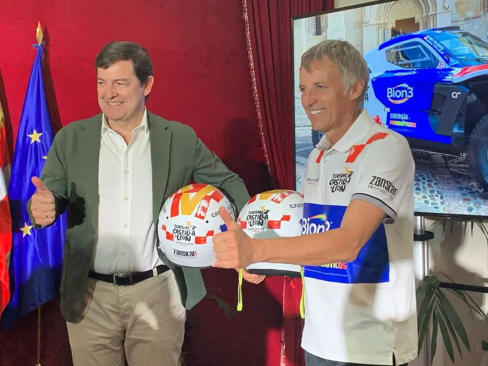 Calleja y Mañueco posan con el casco que usará el leonés en el Dakar 2026.