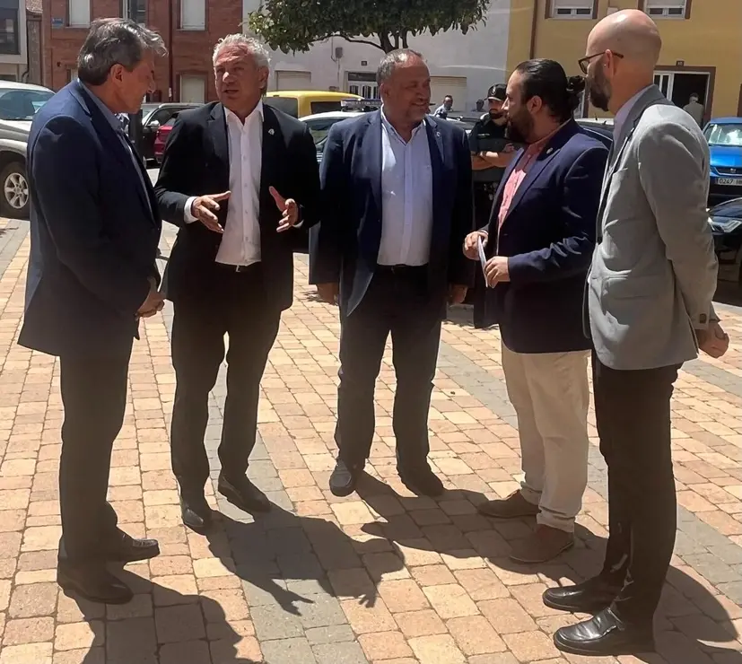 Firma del convenio para la modernización de regadíos en el Canal de Villadangos, una actuación cifrada en 66,5 M€ y financiada por los gobiernos central y autonómico.