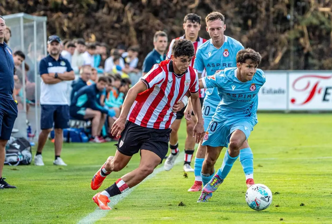 Primer encuentro de pretemporada de la nueva Cultural y Deportiva Leonesa en su puesta a punto para el regreso a la Segunda División. Partido de muchas pruebas en el que el resultado ha sido lo menos importante. El equipo deja buenas sensaciones ante el filial del Athletic de Bilbao.