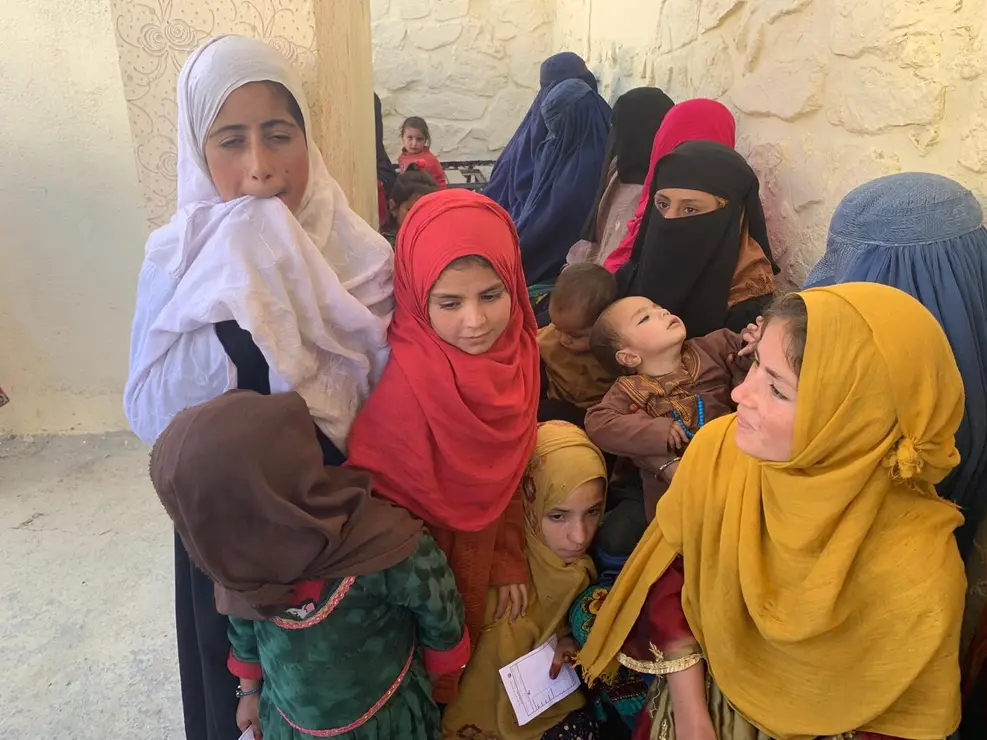 Un grupo de mujeres y niños esperan su turno de vacunación en un centro sanitario rural en distrito de Nerkh, en Maidan Wardak, Afganistán. Foto: Alfonso F. Reca