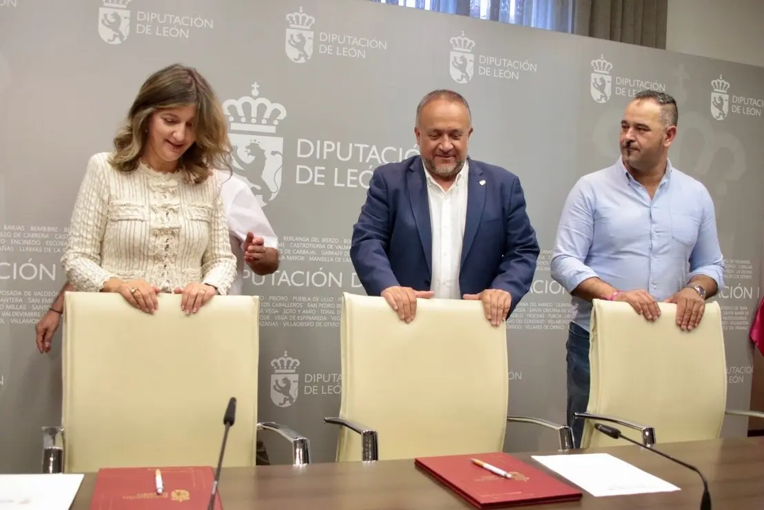 El presidente de la Diputación de León, Gerardo Álvarez Courel, y la rectora de la Universidad de León, Nuria González, firman un convenio de colaboración entre el ILC y la ULE sobre arqueología