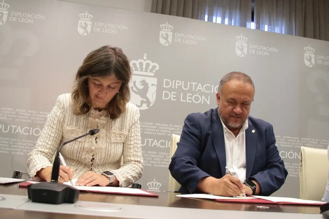 El presidente de la Diputación de León, Gerardo Álvarez Courel, y la rectora de la Universidad de León, Nuria González, firman un convenio de colaboración entre el ILC y la ULE sobre arqueología