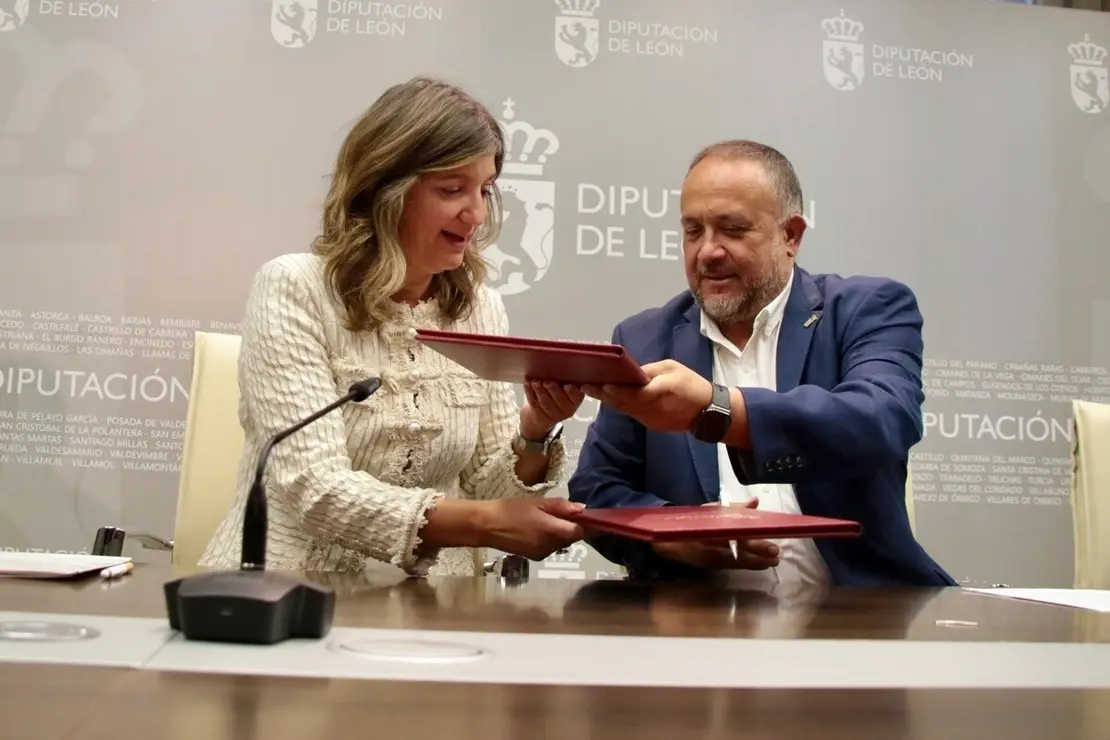 El presidente de la Diputación de León, Gerardo Álvarez Courel, y la rectora de la Universidad de León, Nuria González, firman un convenio de colaboración entre el ILC y la ULE sobre arqueología