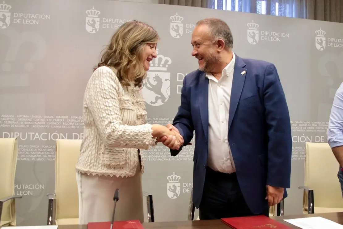 El presidente de la Diputación de León, Gerardo Álvarez Courel, y la rectora de la Universidad de León, Nuria González, firman un convenio de colaboración entre el ILC y la ULE sobre arqueología