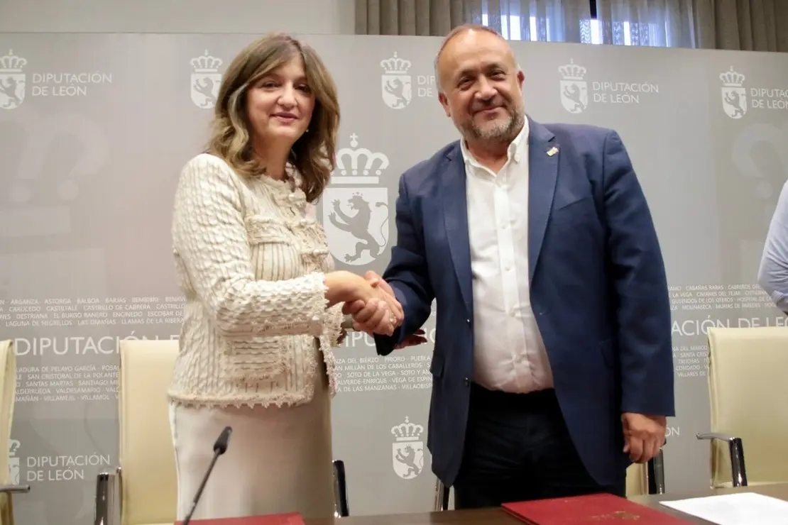 El presidente de la Diputación de León, Gerardo Álvarez Courel, y la rectora de la Universidad de León, Nuria González, firman un convenio de colaboración entre el ILC y la ULE sobre arqueología