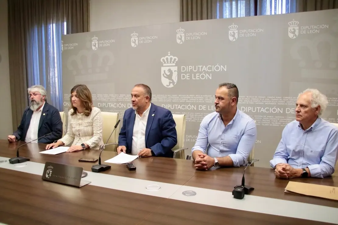 El presidente de la Diputación de León, Gerardo Álvarez Courel, y la rectora de la Universidad de León, Nuria González, firman un convenio de colaboración entre el ILC y la ULE sobre arqueología